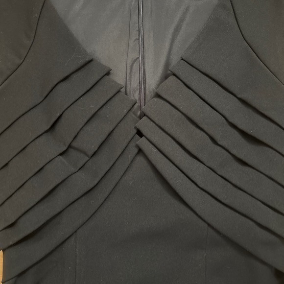 Black Halo Pleated V-Neck Sheath in Black Size‎ 4 - Picture 7 of 7